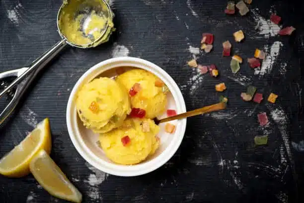 自製檸檬水果冰淇淋球在杯桌頂視圖中供應。夏日清涼有機甜點
