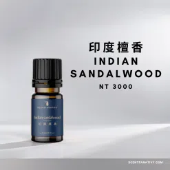 一瓶精油放置在淡雅的背景上，標籤上寫著"印度檀香油 INDIAN SANDALWOOD NT 3000"，並附有網站地址SCENTFANATIVY.COM