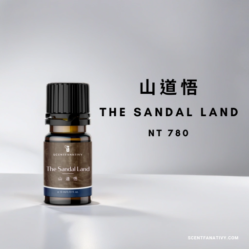 一瓶標有"山道悟 THE SANDAL LAND NT 780"字樣的精油瓶，放置於光滑的白色表面上，背景是單色的，網站地址SCENTFANATIVY.COM在圖片底部