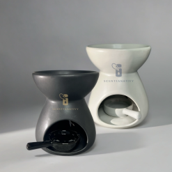 這張圖片展示了兩款 SCENTFANATIVY 品牌的陶瓷精油燈──一款霧面黑色與一款純淨白色。產品採用現代極簡風設計，碗狀上部用於放置香薰蠟或精油，下方圓弧開口可放置茶燭作為加熱來源。高質感陶瓷材質與柔和光影相映，完美呈現產品的工藝細節與質感。這款黑白雙色的「陶瓷精油燈」非常適合用於家居香氛、辦公室擴香、瑜伽室放鬆或送禮，兼具實用與美感。關鍵詞包括：陶瓷精油燈、香薰擴香、家用香氛、極簡設計、黑色精油爐、白色精油爐、SCENTFANATIVY