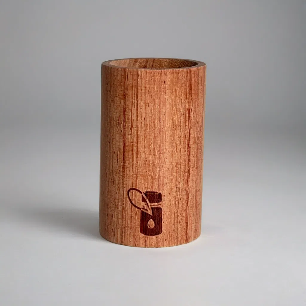 精油擴香木 5 巴西花梨木打造的擴香木,木紋細緻溫潤,正面刻有精油瓶與葉片造型的品牌標誌,整體呈現自然質感與手作溫度。可用於滴香氛精油擴散香氣,是居家與辦公空間常用的天然擴香配件。