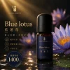 詩梵娜香氛 Blue Lotus 藍蓮花精油瓶身，搭配水面與蓮花花景，營造安定放鬆的靜謐氛圍。