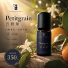 詩梵娜香氛 Petitgrain 苦橙葉精油瓶身主視覺，搭配柔和花葉與溫暖光感，呈現放鬆平衡的香氛氛圍。