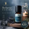 詩梵娜香氛 Scentfanativy Relieve 解憂複方精油，搭配燭光與花草情境，營造舒緩放鬆的香氛氛圍。