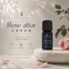 Scentfanativy 玫瑰阿塔爾精油瓶身擺放在柔和光影與花瓣場景中，營造優雅放鬆的香氛氛圍。