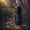詩梵娜香氛 Spike Lavender 穗花薰衣草精油瓶身，搭配薰衣草花材與溫暖柔和氛圍，呈現舒緩放鬆的質感形象。