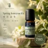 詩梵娜香氛春日忍冬精油瓶身商品圖，搭配花朵與溫暖綠色氛圍，呈現清新舒緩的香氛感受。