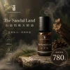 詩梵娜香氛 The Sandal Land 山道悟複方精油瓶身商品圖，搭配沉穩木質與煙霧氛圍。