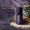 詩梵娜香氛 Vetiver 岩蘭草精油瓶身產品照，搭配沉穩紫色背景與石材擺設，呈現放鬆舒壓的氛圍。